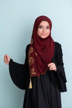 Modern Cyan arka planında izole edilmiş faşist giysili güzel Müslüman kadın modern İslam ve Ramazan Kareem 'i temsil ediyor. Yüksek kalite fotoğraf