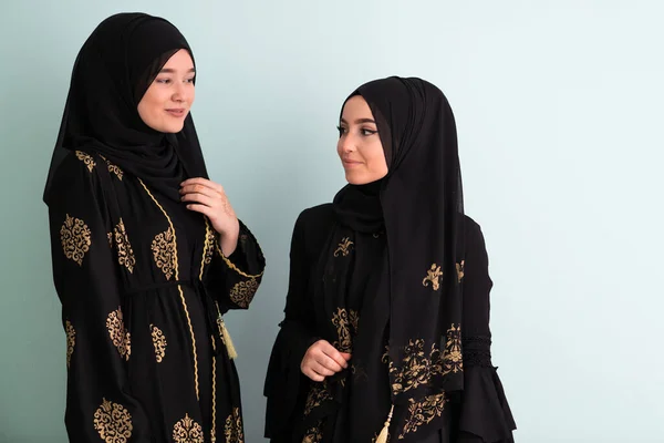 Dvě Krásné Muslimské Ženy Módních Šatech Hijabs Izolovaných Moderním Cyan — Stock fotografie