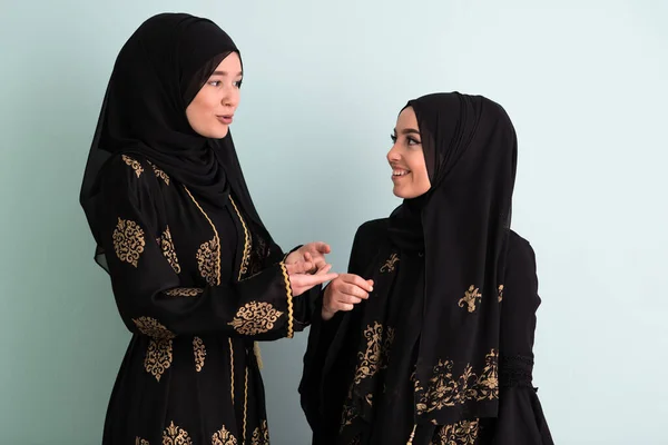 Dwie Piękne Muzułmanki Modnych Sukienkach Hidżabami Odizolowane Nowoczesnym Tle Cyjanu — Zdjęcie stockowe