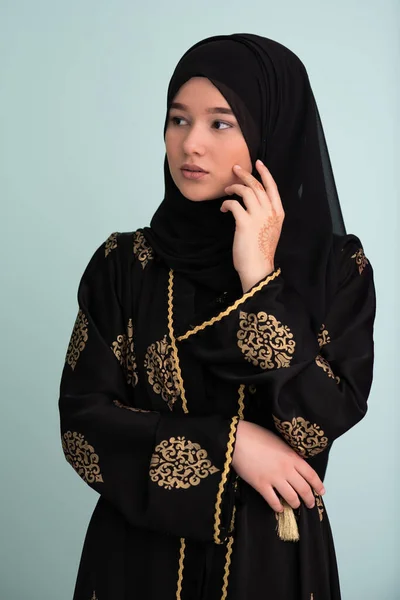 Красива Мусульманська Жінка Сукні Хіджабом Ізольована Сучасному Блакитному Фоні Представляє — стокове фото