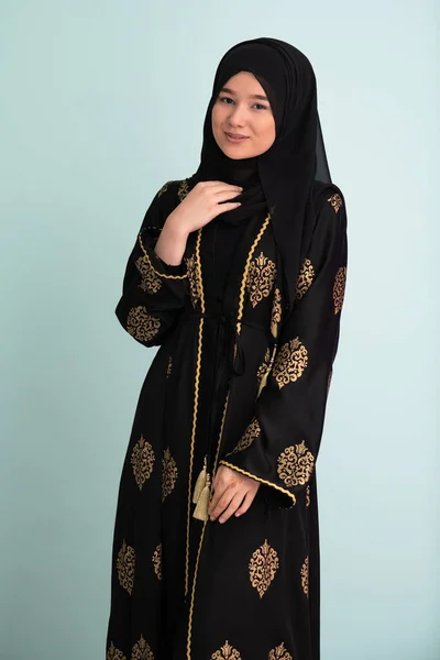Vacker Muslimsk Kvinna Fashinable Klänning Med Hijab Isolerad Modern Cyan — Stockfoto