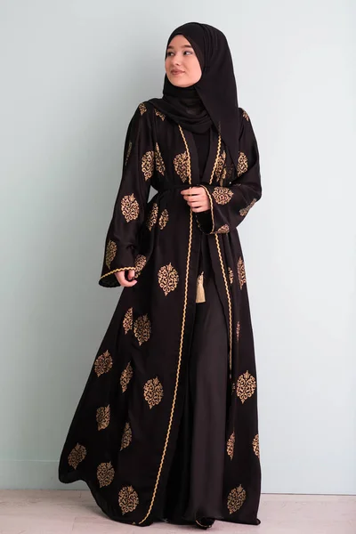 Hermosa Mujer Musulmana Vestido Fashinable Con Hijab Aislado Fondo Ciano — Foto de Stock