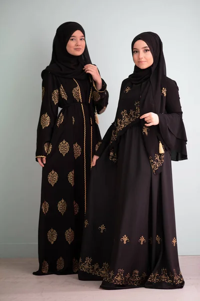 Duas Belas Mulheres Muçulmanas Vestidos Moda Com Hijabs Isolados Fundo — Fotografia de Stock