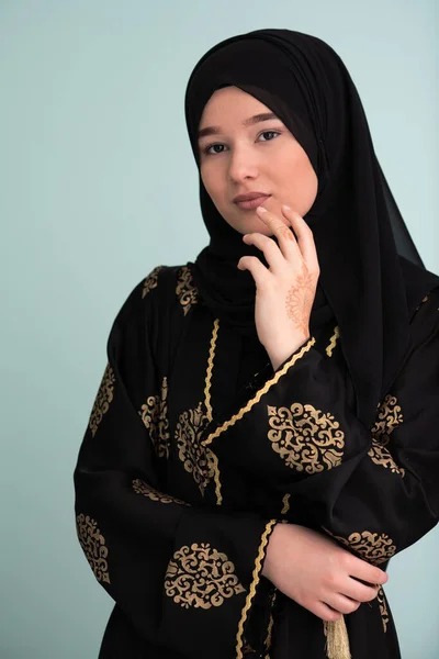 Krásná Muslimka Módních Šatech Hidžábem Izolované Moderním Cyan Pozadí Představující — Stock fotografie