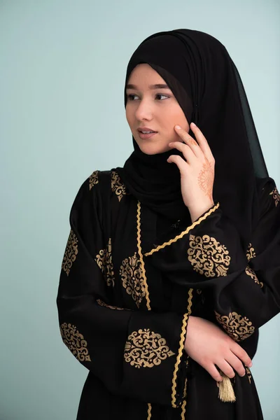 美丽的穆斯林妇女 穿着华丽的衣服 头戴头巾 被隔离在现代青色背景下 代表着现代伊斯兰群岛和拉玛丹卡里姆的概念 高质量的照片 — 图库照片