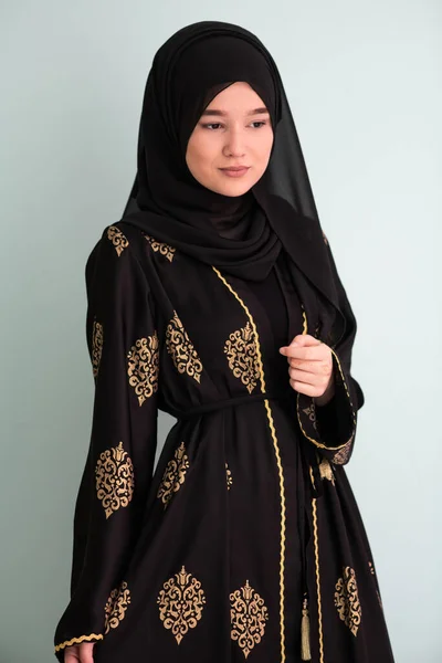 Frumoasă Femeie Musulmană Rochie Fashinable Hijab Izolat Fundal Cian Modern — Fotografie, imagine de stoc