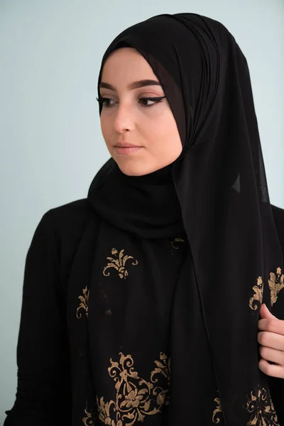 Όμορφη Μουσουλμάνα Γυναίκα Fashinable Φόρεμα Μαντίλα Απομονώνονται Σύγχρονο Κυανό Φόντο — Φωτογραφία Αρχείου