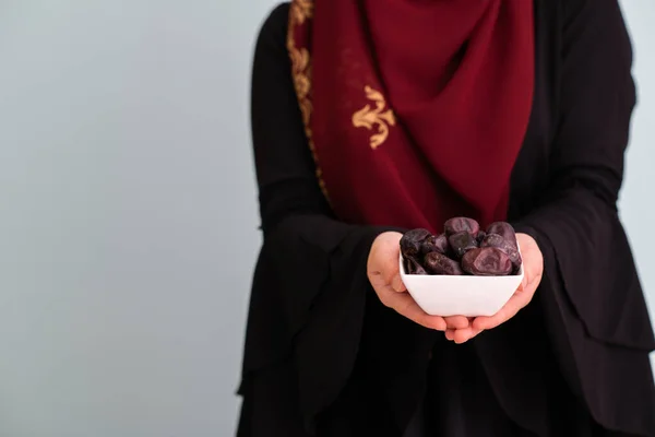 Ramon Kareem Slami Sağlıklı Gıda Kavramında Iftar Zamanında Elinde Tatlı — Stok fotoğraf