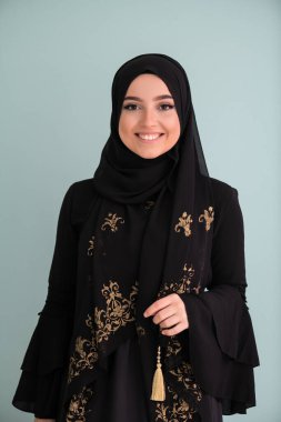 Modern Cyan arka planında izole edilmiş faşist giysili güzel Müslüman kadın modern İslam ve Ramazan Kareem 'i temsil ediyor. Yüksek kalite fotoğraf