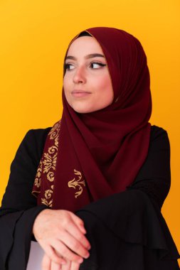 Modern sarı arka planda izole edilmiş şık elbiseli güzel Müslüman kadınlar modern İslam ve Ramazan Kareem kavramını temsil ediyor.. 