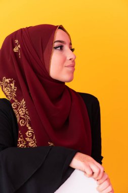 Modern sarı arka planda izole edilmiş şık elbiseli güzel Müslüman kadınlar modern İslam ve Ramazan Kareem kavramını temsil ediyor.. 