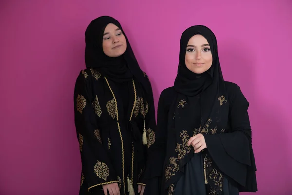 Dvě Krásné Muslimské Ženy Módních Šatech Hijabs Izolovaných Moderním Růžovém — Stock fotografie