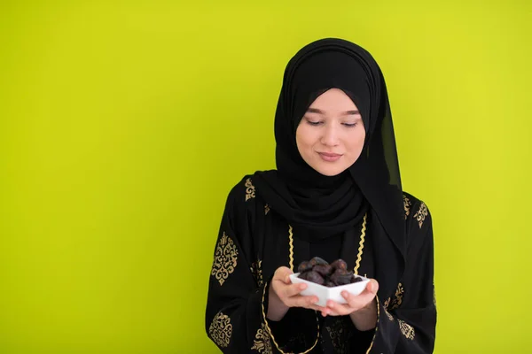 Moderní Muslimská Žena Drží Talíř Plný Sladkých Dat Iftar Čas — Stock fotografie
