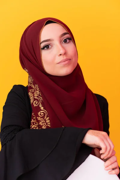 Mooie Moslimvrouwen Modieuze Jurken Met Hijabs Geïsoleerd Een Moderne Gele — Stockfoto
