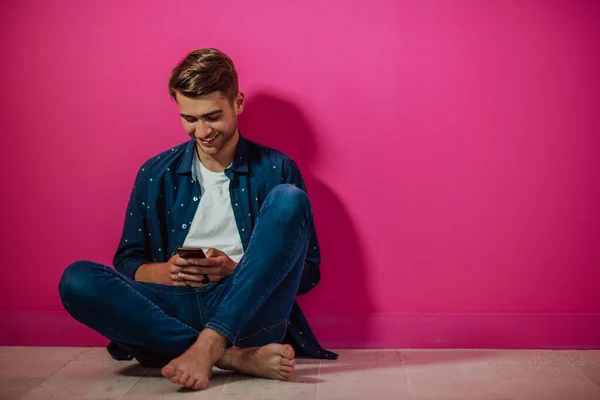 Retrato Hombre Feliz Usando Teléfono Inteligente Aislado Sobre Fondo Rosa — Foto de Stock