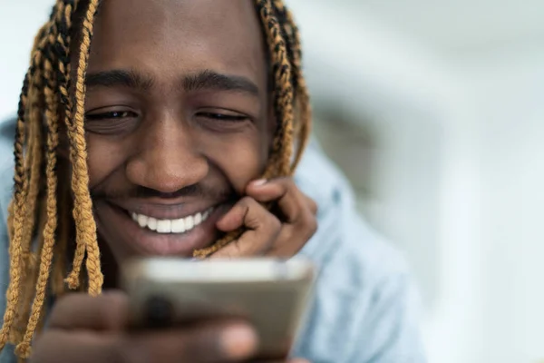 Afroameričan Používající Smartphone Prohlížení Sociálních Médií Kvalitní Fotografie — Stock fotografie