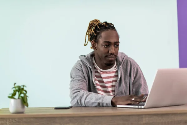 Улыбающийся Молодой Африканский Фрилансер Помощью Ноутбука Изучает Онлайн Работу Дома — стоковое фото