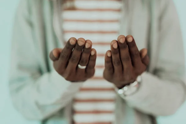 Genç Afrikalı Müslüman Adam Allah Geleneksel Fatiha Duası Yapıyor Yüksek — Stok fotoğraf