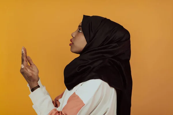 Africana Donna Musulmana Indossa Hijab Abiti Tradizionali Musulmani Posa Davanti — Foto Stock
