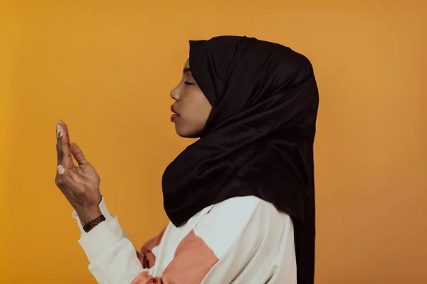 Africana Donna Musulmana Indossa Hijab Abiti Tradizionali Musulmani Posa Davanti — Foto Stock