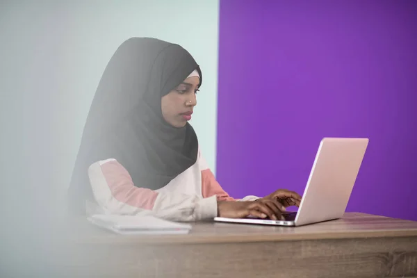 Başörtüsü Takan Afro Kız Evinde Oturup Dizüstü Bilgisayar Kullanırken Hayal — Stok fotoğraf