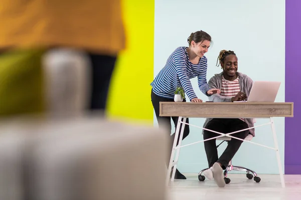 Afro Mann Und Frau Diskutieren Gemeinsam Während Sie Laptop Modernen — Stockfoto