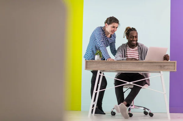 Afro Mann Und Frau Diskutieren Gemeinsam Während Sie Laptop Modernen — Stockfoto