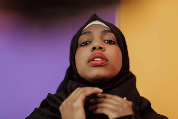 Muslimische Frau Mit Einem Schönen Lächeln Hidschab Posiert Studio Hochwertiges — Stockfoto