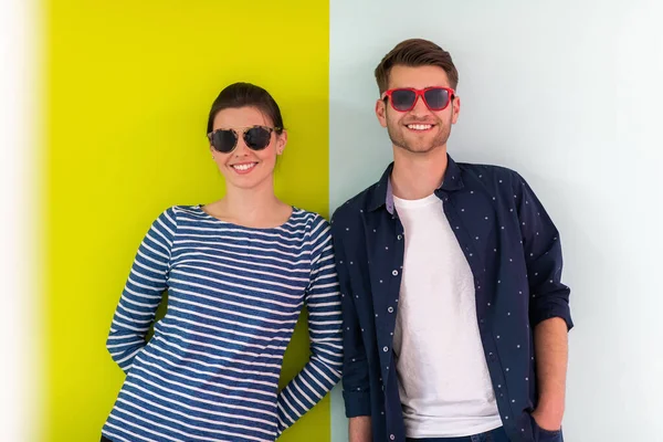 Moderne Männer Und Mädchen Mit Sonnenbrillen Posieren Isoliert Vor Buntem — Stockfoto