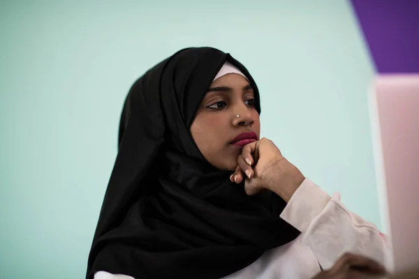 Afro Ragazza Indossa Hijab Deluso Triste Seduto Nel Suo Ufficio — Foto Stock