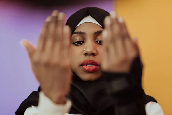 Afrikansk Muselman Kvinna Bär Hijab Och Traditionell Muselman Kläder Poserar — Stockfoto