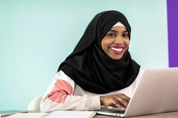 Afro Mulher Vestindo Hijab Pensativo Sentado Seu Escritório Casa Usando — Fotografia de Stock