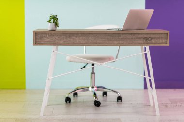 Renkli bir arka planda dizüstü bilgisayarı olan modern mobilyalar. Yüksek kalite fotoğraf