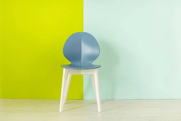 蓝绿色背景前的现代蓝色椅子 高质量的照片 — 图库照片