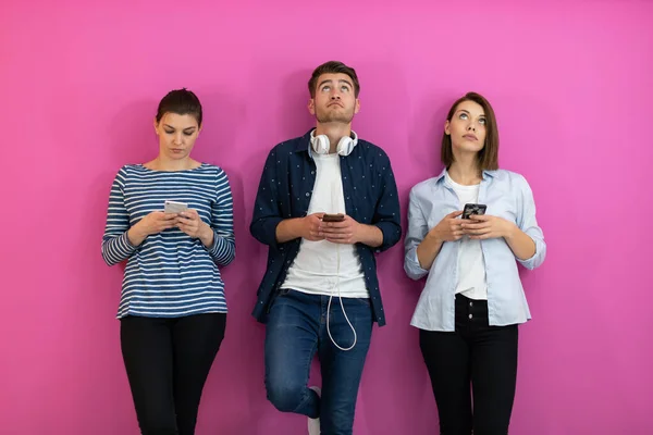 Adolescentes Diversos Usando Smartphone Enquanto Posam Para Uma Foto Estúdio — Fotografia de Stock