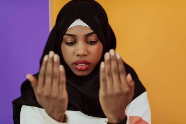 Mulher Muçulmana Africana Vestindo Hijab Roupas Tradicionais Muçulmanas Posando Frente — Fotografia de Stock