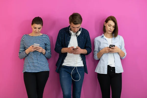 Adolescentes Diversos Usando Smartphone Enquanto Posam Para Uma Foto Estúdio — Fotografia de Stock