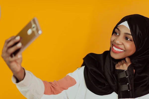 Afro Kobieta Pomocą Smartfona Przed Żółtym Tle Wysokiej Jakości Zdjęcie — Zdjęcie stockowe