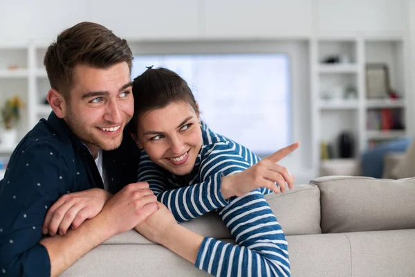 Couple Regarde Télévision Ensemble Tout Étant Assis Sur Canapé Dans — Photo