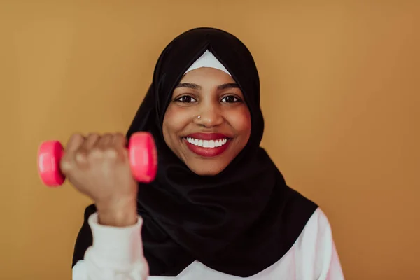 Wanita Afro Muslim Mempromosikan Kehidupan Yang Sehat Memegang Dumbel Tangan — Stok Foto