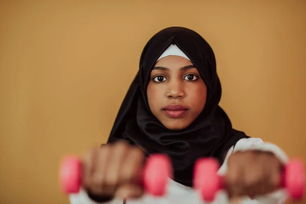 Afro Muslimka Podporuje Zdravý Život Drží Činky Rukou Kvalitní Fotografie — Stock fotografie