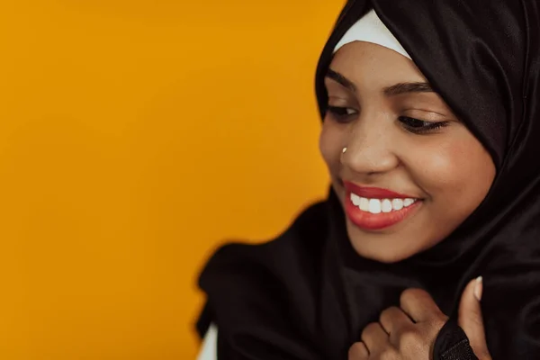 Muslim Wanita Dengan Senyum Yang Indah Mengenakan Jilbab Pose Studio — Stok Foto