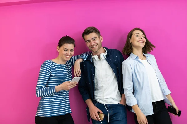 一群穿着现代服装的年轻人在粉红的背景前摆出姿势 享受着孤独的快乐 高质量的照片 — 图库照片