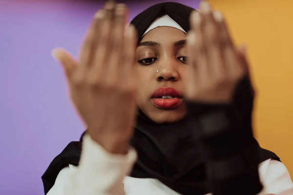 Afrikanische Muslimin Hijab Und Traditioneller Muslimischer Kleidung Posiert Vor Gelbem — Stockfoto