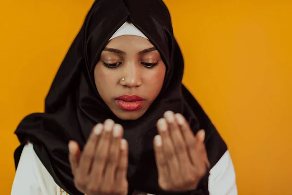 히잡을 앞에서 포즈를 취하는 전통적 이슬람 복장을 아프리카 이슬람 — 스톡 사진