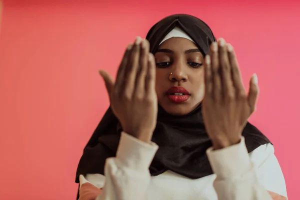 Afrikanische Muslimin Hijab Und Traditioneller Muslimischer Kleidung Posiert Vor Rotem — Stockfoto