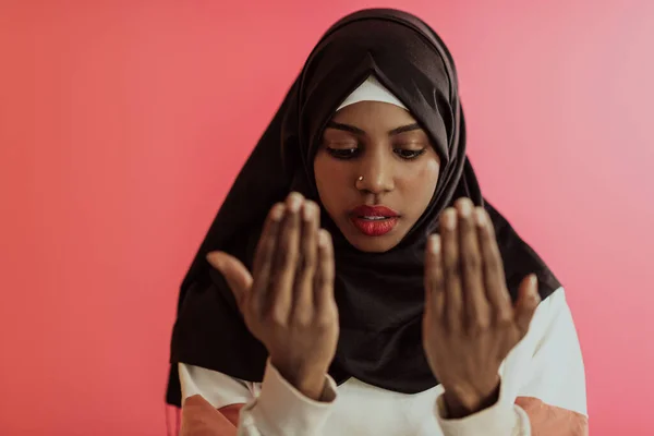 Afrikanische Muslimin Hijab Und Traditioneller Muslimischer Kleidung Posiert Vor Rotem — Stockfoto
