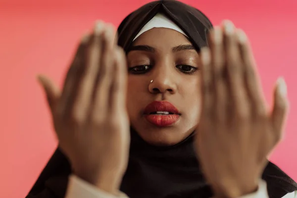 Afrikansk Muselman Kvinna Bär Hijab Och Traditionell Muselman Kläder Poserar — Stockfoto