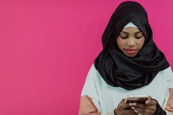 Wanita Afro Menggunakan Smartphone Depan Latar Belakang Merah Muda — Stok Foto