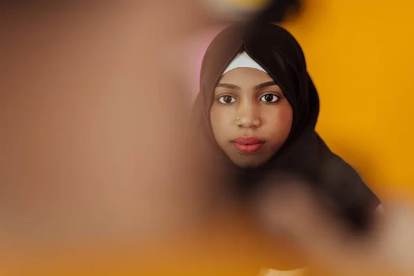 Μουσουλμάνα Γυναίκα Όμορφο Χαμόγελο Που Φοράει Χιτζάμπ Ποζάρει Στο Στούντιο — Φωτογραφία Αρχείου